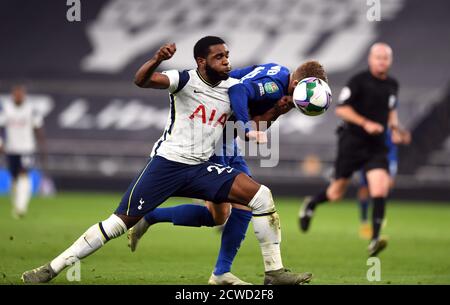 Il giapponese Tanganga di Tottenham Hotspur (a sinistra) e il timo Werner di Chelsea combattono per la palla durante la quarta partita della Carabao Cup al Tottenham Hotspur Stadium di Londra. Foto Stock