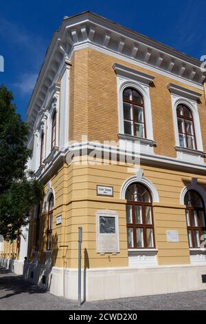 Lapide commemorativa di Ferenc Liszt (ha suonato il suo primo concerto qui all'età di 9 anni) sull'ex edificio del Casinò, Sopron, Ungheria Foto Stock