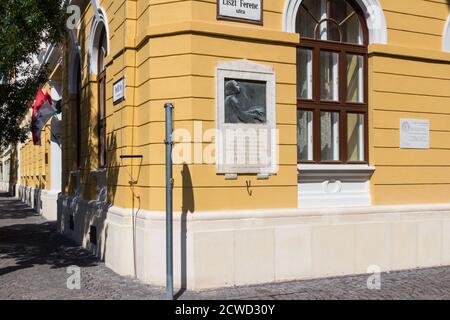 Lapide commemorativa di Ferenc Liszt (ha suonato il suo primo concerto qui all'età di 9 anni) sull'ex edificio del Casinò, Sopron, Ungheria Foto Stock