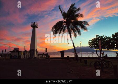 Porto di Lahaina al tramonto con un cielo rosa e blu mozzafiato. Foto Stock