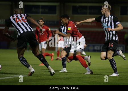 Crewe, Regno Unito. 29 Settembre 2020. Il portiere di Crewe Alexandra Dave Richards (13) attacca l'obiettivo di Newcastle, mentre il difensore della U21 Newcastle United, Lewis Cass, cerca di fermarlo durante la partita EFL Trophy tra Crewe Alexandra e Newcastle United U21 all'Alexandra Stadium di Crewe, Inghilterra, il 29 settembre 2020. Foto di Jurek Biegus. Solo per uso editoriale, è richiesta una licenza per uso commerciale. Nessun utilizzo nelle scommesse, nei giochi o nelle pubblicazioni di un singolo club/campionato/giocatore. Credit: UK Sports Pics Ltd/Alamy Live News Foto Stock