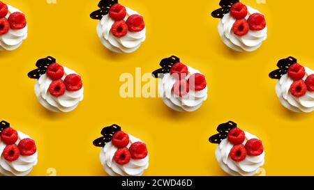 Cupcakes con crema di burro su fondo giallo. Disegno per il disegno del menu, decorazione del caffè, scatola di consegna, tshirt, tessuto, tessile Foto Stock