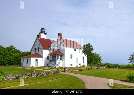 Faro di Point Iroquois. Il faro di Point Iroquois si trova sulla costa del Lago superiore e parte della Foresta Nazionale di Hiawatha Foto Stock