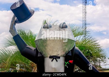 Monsieur Jacques, una gigantesca statua di rana, è raffigurata, 12 settembre 2020, a Rayne, Louisiana. La città si autolegge come la "capitale mondiale della rana". Foto Stock