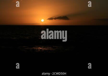 Il tramonto a Maui è diverso ogni volta, visto qui nelle fasi successive appena prima e dopo il tramonto che porta a più emozionanti e brillanti attrazioni. Foto Stock