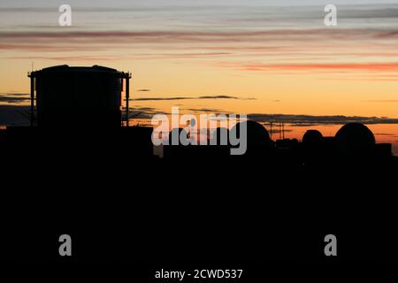 Il tramonto a Maui è diverso ogni volta, visto qui alle 10,023' 'Città della Scienza' nelle fasi successive appena prima e dopo il tramonto passa sotto l'orizzonte. Foto Stock