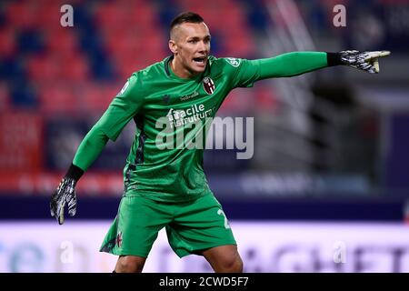 Bologna, Italia - 28 settembre 2020: Lukasz Skorupski di Bologna FC gesti durante la Serie UNA partita di calcio tra Bologna FC e Parma Calcio. Il Bologna FC ha vinto 4-1 su Parma Calcio. Credit: Nicolò campo/Alamy Live News Foto Stock