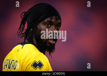 Bologna, Italia - 28 settembre 2020: Gervinho di Parma Calcio guarda durante la Serie UNA partita di calcio tra Bologna FC e Parma Calcio. Il Bologna FC ha vinto 4-1 su Parma Calcio. Credit: Nicolò campo/Alamy Live News Foto Stock