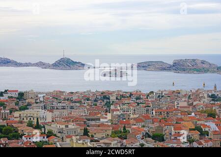 MARSIGLIA, FRANCIA -15 NOV 2019- Vista panoramica della città di Marsiglia, Francia, con il Castello d’If sullo sfondo visto dalla Basilica di Notre Foto Stock