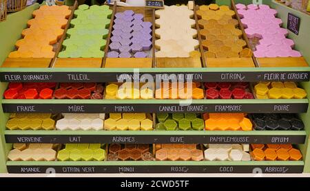 MARSEILLE, Francia - 13 NOV 2019- Vista colorate barre profumati di sapone di Marsiglia a Marsiglia, Francia. Foto Stock