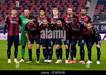 Bologna, Italia. 28 Settembre 2020. BOLOGNA, ITALIA - 28 settembre 2020: I giocatori del Bologna FC (Andreas Skov Olsen, Lukasz Skorupski, Takehiro Tomiyasu, Jerdy Schouten, Lorenzo De Silvestri, Danilo Larangeira, Aaron Hickey, Andrea poli, Roberto Soriano, Musa Barrow, Rodrigo Palacio) si mettono in posa per una foto di squadra prima della serie DI UNA partita di calcio tra Bologna e Parma Calcio. Il Bologna FC ha vinto 4-1 su Parma Calcio. (Foto di Nicolò campo/Sipa USA) Credit: Sipa USA/Alamy Live News Foto Stock