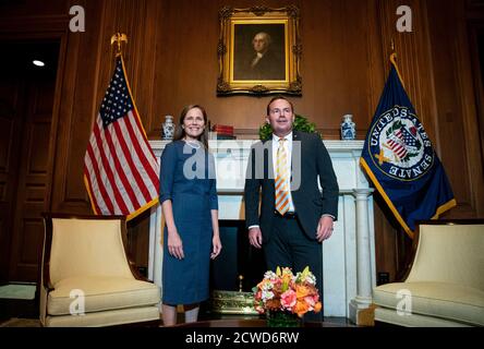 Washington, DC, Stati Uniti. 29 Settembre 2020. Amy Coney Barrett, candidato del presidente degli Stati Uniti Donald Trump per la giustizia associata della Corte Suprema degli Stati Uniti, incontra il senatore Mike Lee, un repubblicano dello Utah, presso il Campidoglio degli Stati Uniti a Washington, DC, Stati Uniti, martedì 29 settembre 2020. Una brusca lotta di conferma del Senato sulla scelta della Corte Suprema di Trump potrebbe suggellare le condizioni di diversi senatori in carica nelle elezioni di novembre, anche se non ha ancora modificato drasticamente le probabilità per cui il partito controllerà la camera. Credit: Al Drago/Pool via CNP | Usage worldwide Credit: dpa/Alamy Live News Foto Stock