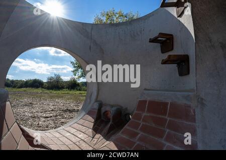 Vista in un elemento di distribuzione da calcestruzzo con scala in ferro incorporata per un sistema di drenaggio di tubi dell'acqua contro l'allagamento, copia spazio, selezionare Foto Stock