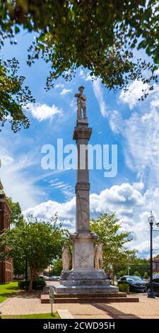 Hattiesburg, MS / USA - 17 settembre 2020: Statua confederata accanto al tribunale della contea di Forrest Foto Stock