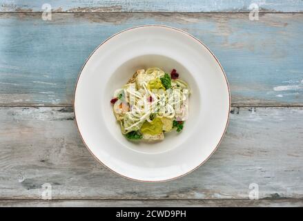 Colorati Ravioli Tortellini con formaggio. Gnocchi pelmeni russi colorati. Foto Stock