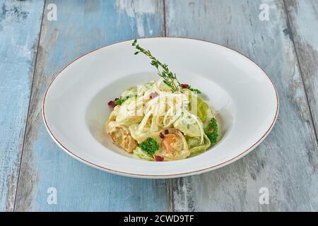 Colorati Ravioli Tortellini con formaggio. Gnocchi pelmeni russi colorati. Foto Stock