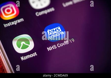 Icona dell'app NHS Covid-19 sullo schermo di un telefono cellulare, l'app è stata lanciata il 24 settembre 2020 per essere utilizzata come applicazione di tracciamento dei contatti in Inghilterra e Galles, Regno Unito Foto Stock