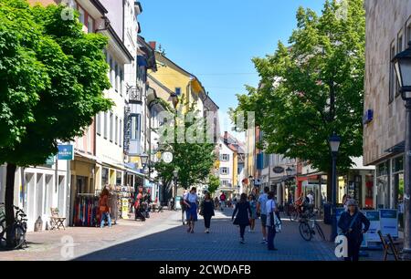 Konstanz, Germania - 27 maggio 2020: Strade affollate nel soleggiato giorno di primavera. Foto Stock