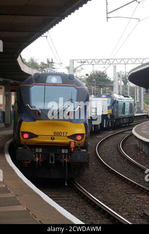 Direct Rail Services classe 68 il 28 settembre 2020 ha trasportato un treno di fiasche nucleari nella stazione di Carnforth in attesa di attraversare la linea principale della costa occidentale. Foto Stock