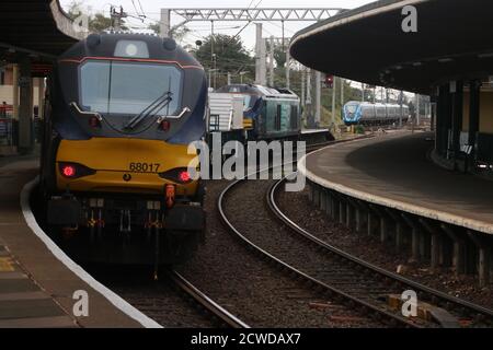 Direct Rail Services classe 68 loco ha trasportato il treno di fiasche nucleari nella stazione di Carnforth, 28 settembre 2020 con TransPennine Express emu che passa sulla WCML. Foto Stock