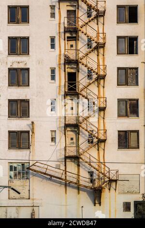 Fuga in acciaio arrugginito del Markham Hotel appena prima di importanti lavori di ristrutturazione nel 2020 nel centro di Gulfport, Mississippi, Stati Uniti Foto Stock