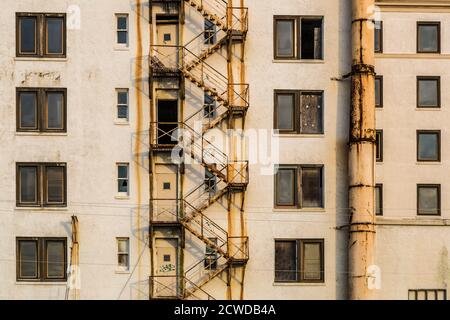 Fuga in acciaio arrugginito del Markham Hotel appena prima di importanti lavori di ristrutturazione nel 2020 nel centro di Gulfport, Mississippi, Stati Uniti Foto Stock