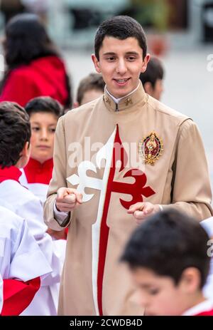 Cuenca, Ecuador - Giugno 4, 2015 - Vice parroco cattolico sacerdote partecipante parla ai giovani ragazzi prima di Corpus Cristi processione Foto Stock