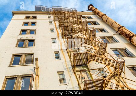 Fuga in acciaio arrugginito del Markham Hotel appena prima di importanti lavori di ristrutturazione nel 2020 nel centro di Gulfport, Mississippi, Stati Uniti Foto Stock