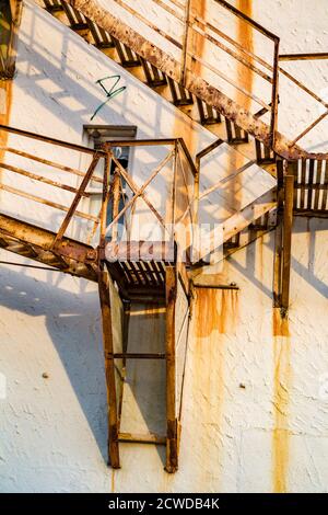 Fuga in acciaio arrugginito del Markham Hotel appena prima di importanti lavori di ristrutturazione nel 2020 nel centro di Gulfport, Mississippi, Stati Uniti Foto Stock