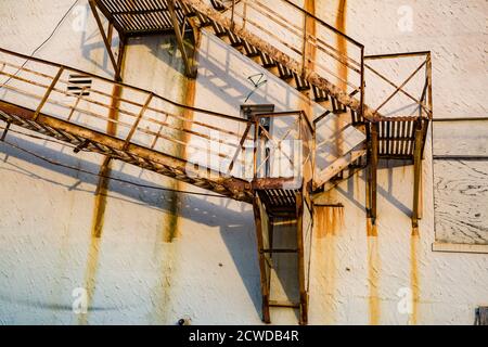 Fuga in acciaio arrugginito del Markham Hotel appena prima di importanti lavori di ristrutturazione nel 2020 nel centro di Gulfport, Mississippi, Stati Uniti Foto Stock