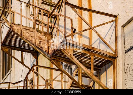 Fuga in acciaio arrugginito del Markham Hotel appena prima di importanti lavori di ristrutturazione nel 2020 nel centro di Gulfport, Mississippi, Stati Uniti Foto Stock