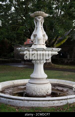 Fontana nel mezzo del giardino della scultura, Bishops Palace Garden, Fulham, Londra SW6, Inghilterra UK Foto Stock