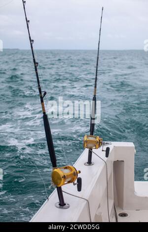 Due canne da pesca su una barca da pesca charter a Varadero, Cuba per un'escursione di un giorno di pesca d'altura sull'Oceano dei Caraibi Foto Stock