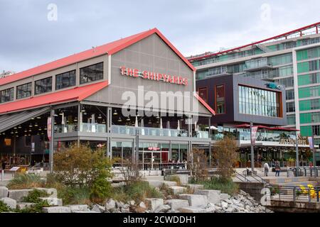 North Vancouver, British-Columbia / Canada - 09/24/2020: Camminando lungo il lungomare di Lonsdale Quay fino a 'The Shipyards', una zona appena ristrutturata Foto Stock