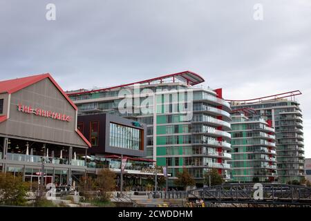 North Vancouver, British-Columbia / Canada - 09/24/2020: Camminando lungo il lungomare di Lonsdale Quay fino a 'The Shipyards', una zona appena ristrutturata che si affaccia su V. Foto Stock