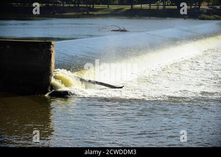 Oregon, Illinois, Stati Uniti. Una diga nel fiume Rock nel centro di Oregon, Illinois. Il fiume Rock è un affluente del fiume Mississippi. Foto Stock