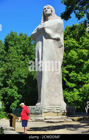Oregon, Illinois, Stati Uniti. "L'Eterno Indiano", conosciuta anche come la "Statua dei Black Hawk", è una statua alta 48 metri del famoso scultore Larado Taft. Foto Stock