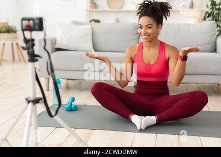 African American Female Fitness Blogger fare esercizio fare esercizio Video Indoor Foto Stock