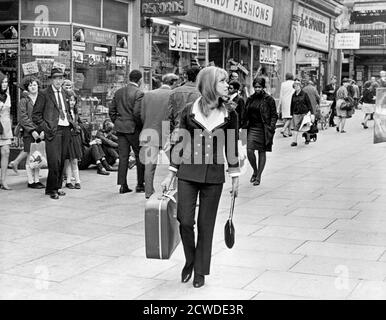 Suzy Kendall, on-set del British Film, 'Up the Junction', Paramount Pictures, 1967 Foto Stock