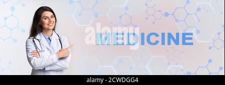 Felice dottore che punta all'iscrizione della medicina Foto Stock