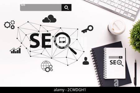 SEO Optimization Scheme con icone Web, White Office Table sfondo Foto Stock