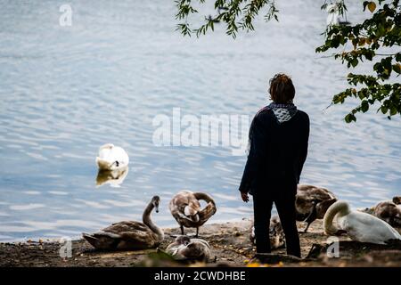 Berlino, Germania. 29 Settembre 2020. Una donna si trova presso il Lago Bianco (Weisser See) a Berlino, capitale della Germania, 29 settembre 2020. Credit: Binh Truong/Xinhua/Alamy Live News Foto Stock