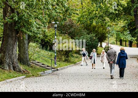 Berlino, Germania. 29 Settembre 2020. I pedoni camminano attraverso i boschi vicino al Lago Bianco (Weisser See) a Berlino, capitale della Germania, 29 settembre 2020. Credit: Binh Truong/Xinhua/Alamy Live News Foto Stock