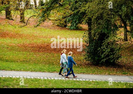 Berlino, Germania. 29 Settembre 2020. I pedoni camminano attraverso i boschi vicino al Lago Bianco (Weisser See) a Berlino, capitale della Germania, 29 settembre 2020. Credit: Binh Truong/Xinhua/Alamy Live News Foto Stock