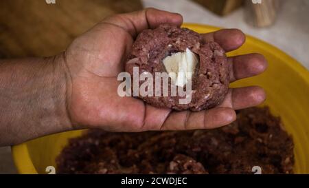 Cuocete preparando il meatloaf per il pranzo Foto Stock