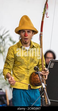 Cuenca, Ecuador - 21 Giugno 2014: Clown in costume giallo intrattiene i bambini Foto Stock