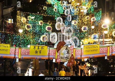 Pechino, Cina. 29 Settembre 2020. Le lanterne festive sono illuminate per il prossimo Festival di metà autunno alla Chinatown di Singapore, 29 settembre 2020. Il Festival di metà autunno del 2020 cade il 1 ottobre. Credit: Allora Chih Wey/Xinhua/Alamy Live News Foto Stock