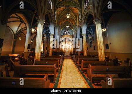 L'interno di St. Malachy's - la Cappella degli attori durante la riapertura delle chiese.come tutti i 50 stati negli Stati Uniti hanno iniziato un processo graduale di riapertura lentamente dopo settimane di misure di soggiorno a casa per rallentare la diffusione del COVID-19, il presidente Trump ha ordinato agli stati di aprire le chiese. Foto Stock