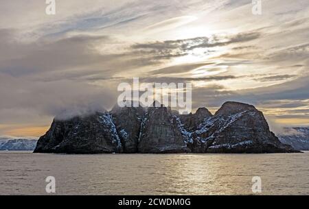 Nuvole lenticolari al sole su un'isola remota vicino al fiordo di Sunneshine sull'isola di Baffin a Nunavut, Canada Foto Stock