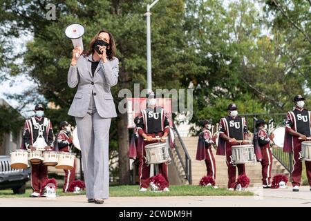 RALEIGH, NC, USA - 28 settembre 2020 - il candidato democratico alla vicepresidenza Kamala Harris fa un discorso sul percorso della campagna 2020 a Shaw Universi Foto Stock